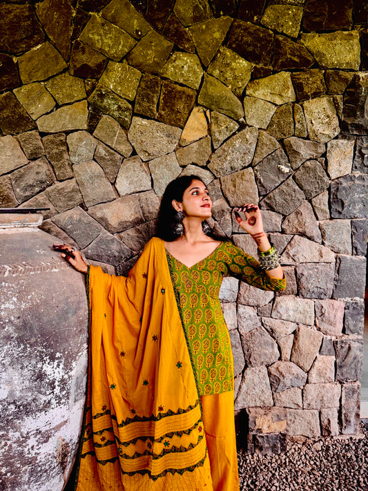 Paheli Kurrti Set