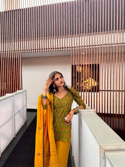 Paheli Kurrti Set